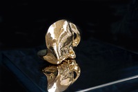the gold mask, 2018, ceramica e acciaio inox